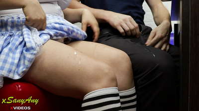 Nxënëse e re që shkon me nxitim drejt shoqes së klasës për detyrat e shtëpisë-xsanyAny