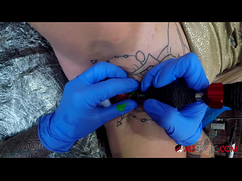 ❤️ E dashura jashtëzakonisht e bërë me tatuazhe, Sully Savage, bëri një tatuazh në klitorisin e saj ❤️❌ Porno në sq.pornado-co.ru